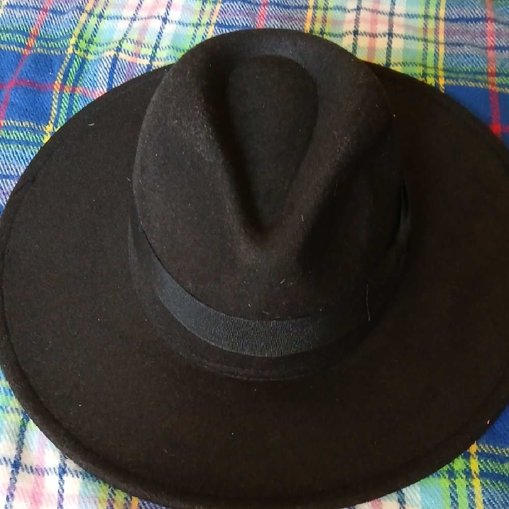Stylish Black Wide-Brim Hat